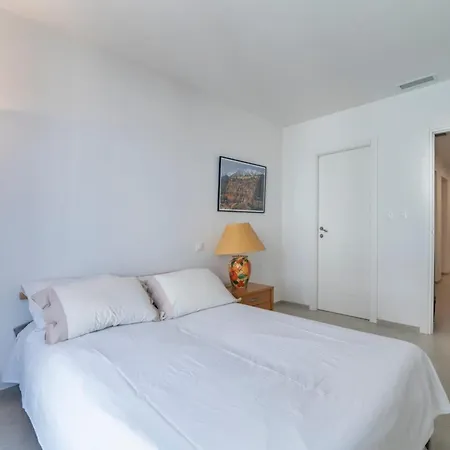 Very 3 Bedrooms In The Heart Of Downtown *