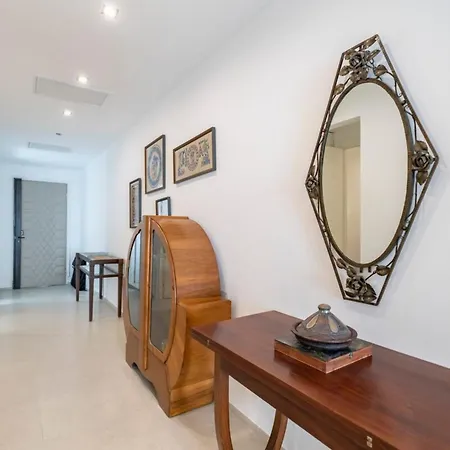 Very 3 Bedrooms In The Heart Of Downtown Apartment *